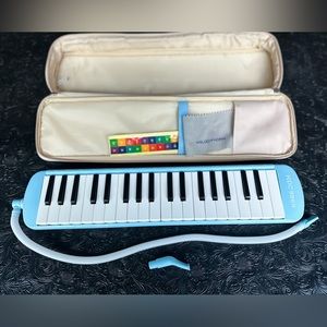 MELODYHORN model # YM-NK37 air piano blue & white W/ durable nylon case like new
